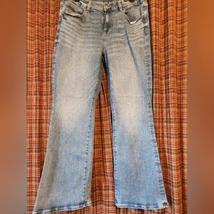 AE Light Wash Kick-boot Jeans